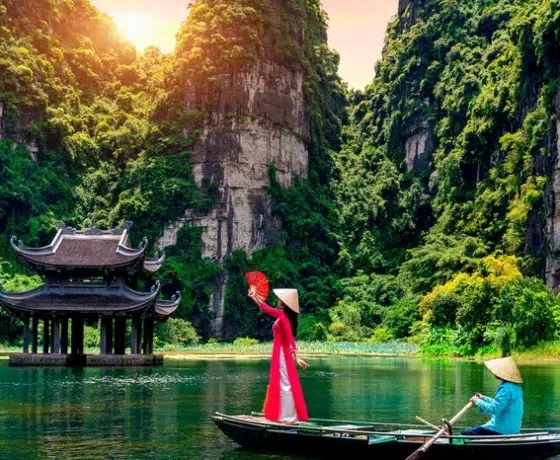 Paysage du Vietnam au coucher du soleil avec rizières et montagnes – circuit été 2025